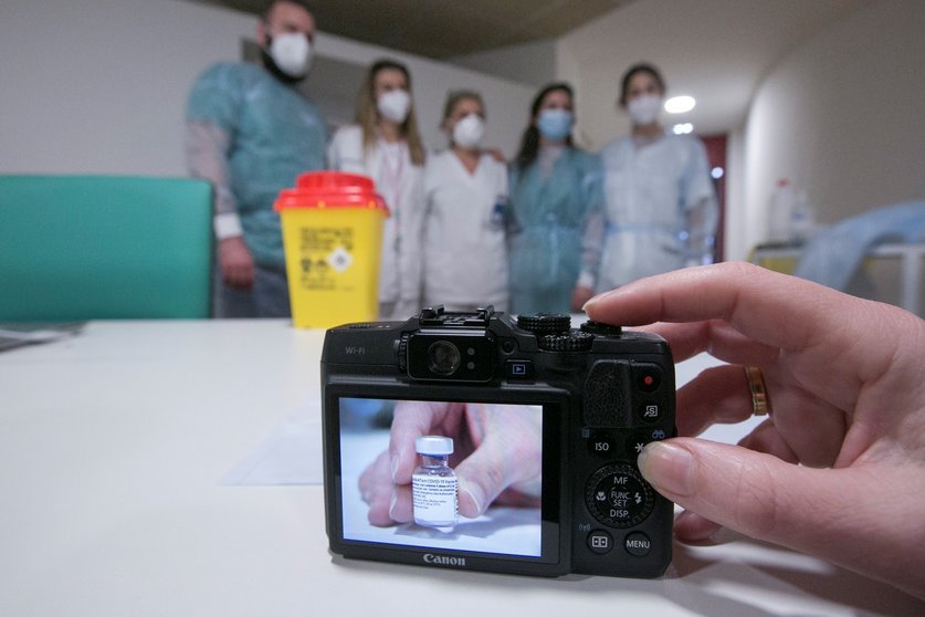 Una cámara fotografía al equipo de vacunación del área sanitaria V que ha administrado la segunda dosis de la vacuna Pfizer-BioNTech contra el coronavirus en el Centro Polivalente de Recursos Residencia Mixta de Gijón, Asturias, a 18 de enero de 2021.