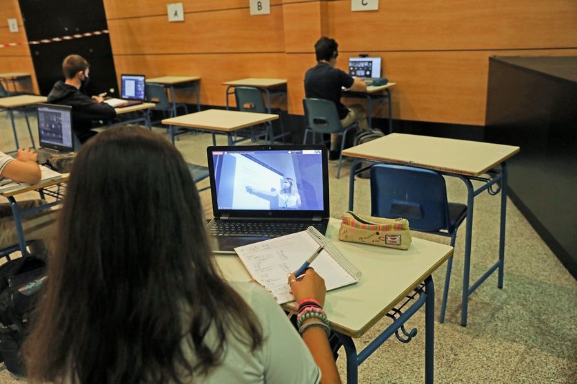 Una alumna atiende desde su ordenador a una clase semipresencial. Archivo