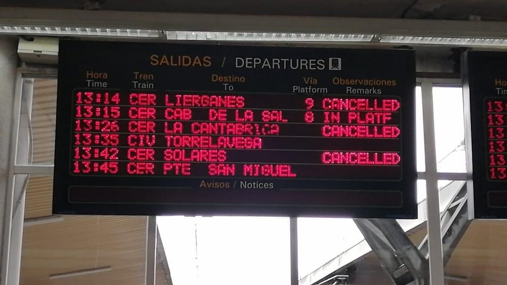 Panel información trenes cercanías cancelados o retrasados en Cantabria
