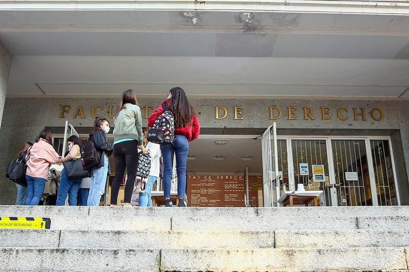 Varios jóvenes charlan antes de entrar a clase en la Facultad de Derecho de la Universidad Complutense en el Campus Universitario de Moncloa en Ciudad Universitaria, en Madrid (España) a 5 de octubre de 2020. Hoy es el primer día laborable desde que entra