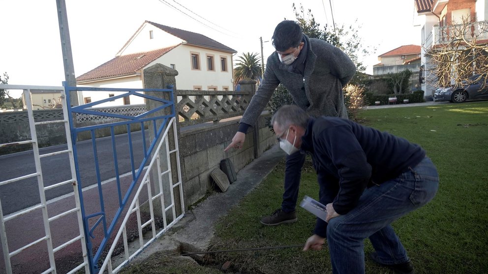 El portavoz socialista en Santander, Daniel Fernández, visita a los vecinos de Corbanera tras las inundaciones