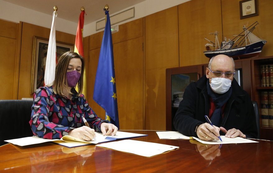 La consejera de Economía y Hacienda, María Sánchez, firma un convenio de colaboración entre la Agencia Cántabra de Administración Tributaria (ACAT) y el Ayuntamiento de Miengo