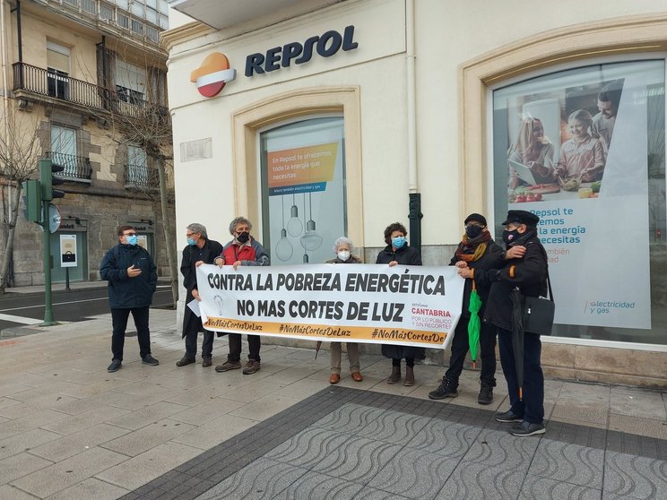 La plataforma 'Cantabria por lo público' se concentra frente a la sede de Repsol