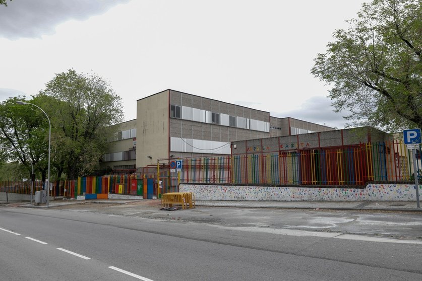 Zonas exteriores pertenecientes a un colegio cerrado en la capital el pasado 16 de abril