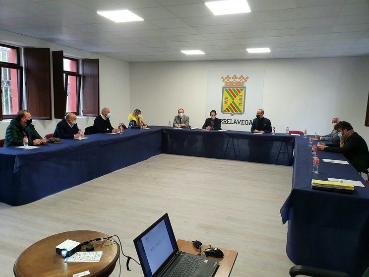 Reunión entre el consejero de Obras Públicas, José Luis Gochicoa, y los alcaldes del Besaya