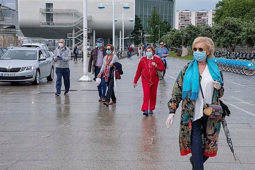 Gente paseando por Santander con mascarilla