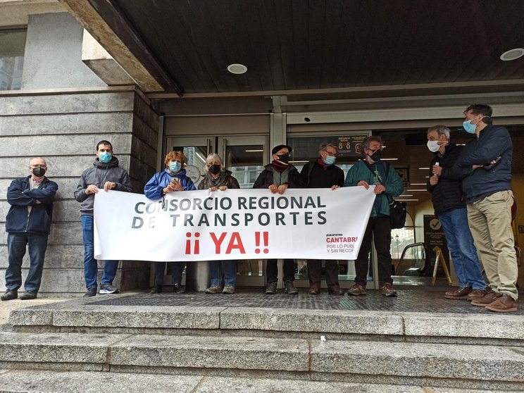 Concentración de la plataforma Cantabria por lo Público para pedir la creación de un Consorcio de Transportes
