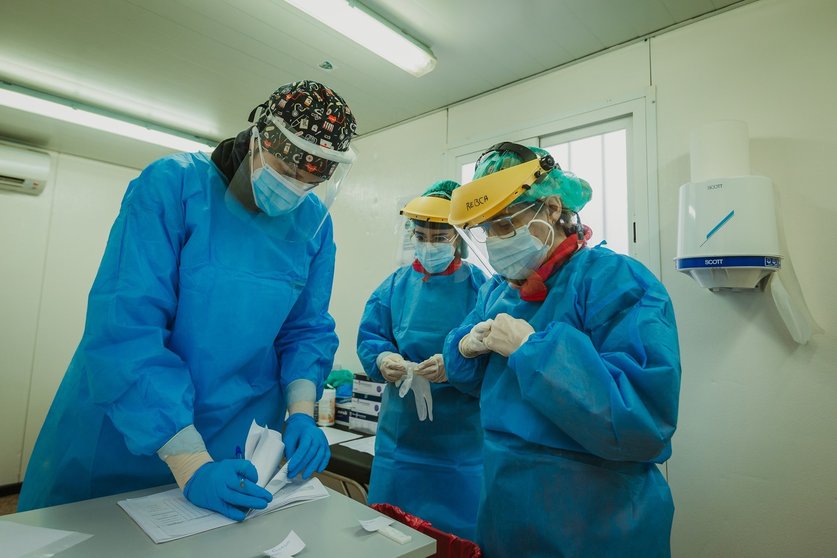 Tres enfermeras finalizan un cribado en el exterior del Centro de salud La Puebla, en Palencia, Castilla y León, a 31 de enero de 2021.