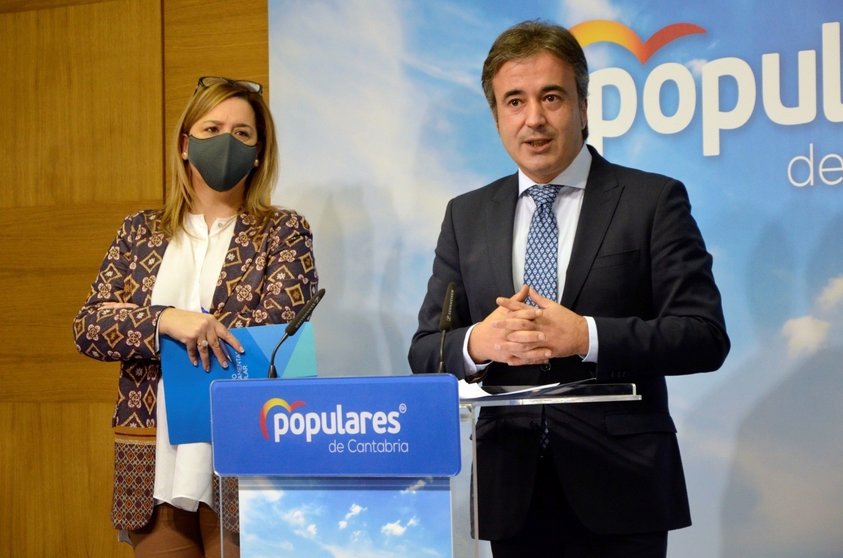 Los diputados del PP por Cantabria en el Congreso de los Diputados Elena Castillo y Diego Movellán