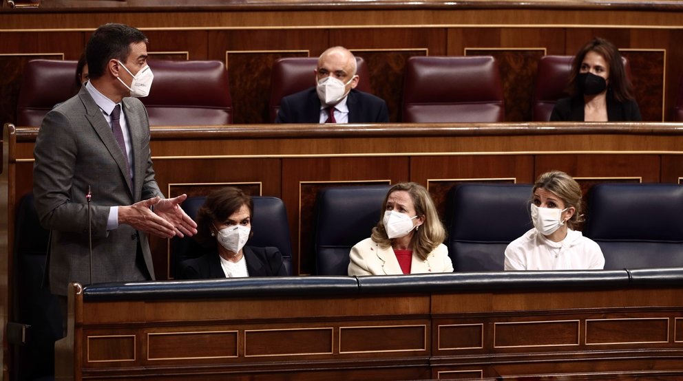 El presidente del Gobierno, Pedro Sánchez, interviene durante una sesión de control al Gobierno, a 14 de abril de 2021, en el Congreso de los Diputados, Madrid, (España)