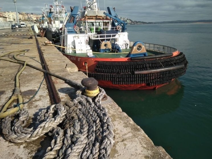 Archivo - Formalizan la demanda contra una remolcadora del puerto de Santander y exigen la readmisión de dos trabajadores 