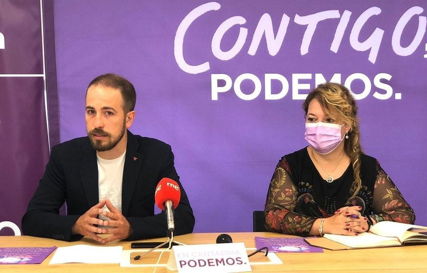 El coordinador de Podemos Cantabria, Luis del Piñal, y la secretaria de Organización, Mercedes González, en la rueda de prensa de presentación del Foro.