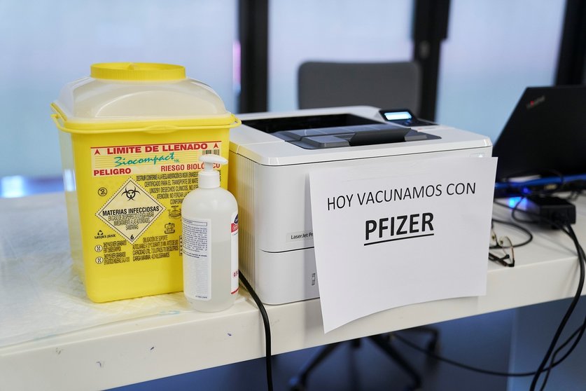 Un cartel en el que se lee: "Hoy vacunamos con Pfizer" en el Wanda Metropolitano, a 19 de mayo de 2021, en Madrid (España). La Comunidad de Madrid comenzó a vacunar el pasado lunes a las personas de entre 50 y 59 años en los hospitales públicos de la regi