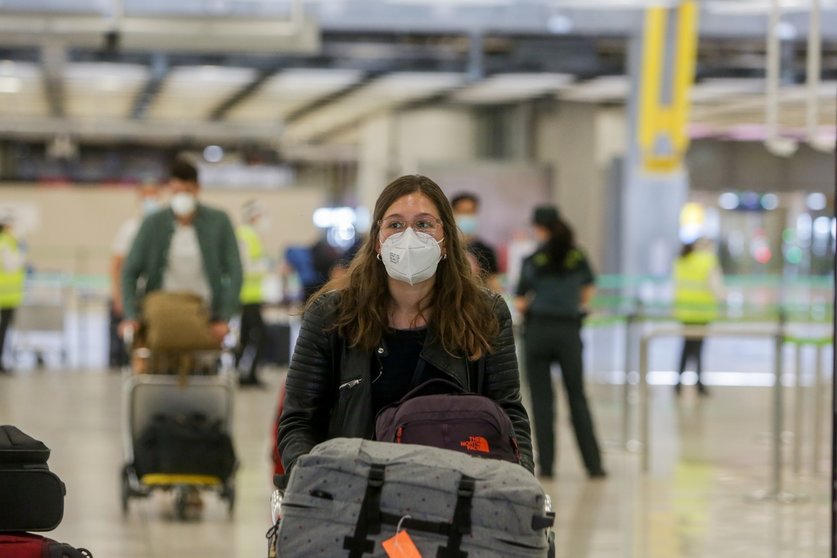 Archivo - Una joven protegida con mascarilla camina por el Aeropuerto de Madrid-Barajas Adolfo Suárez el día en el que se estrena el triple control sanitario de seguridad contra el Covid-19, en Madrid (España) a 21 de junio de 2020.