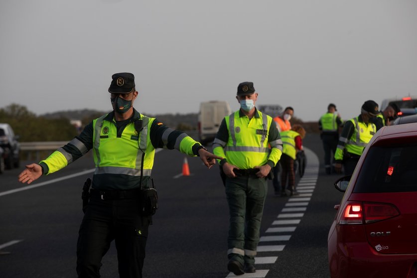 Archivo - Agentes de la Guardia Civil durante un control de movilidad en la Autovía de la A-66 dirección Sevilla el pasado 26 de marzo