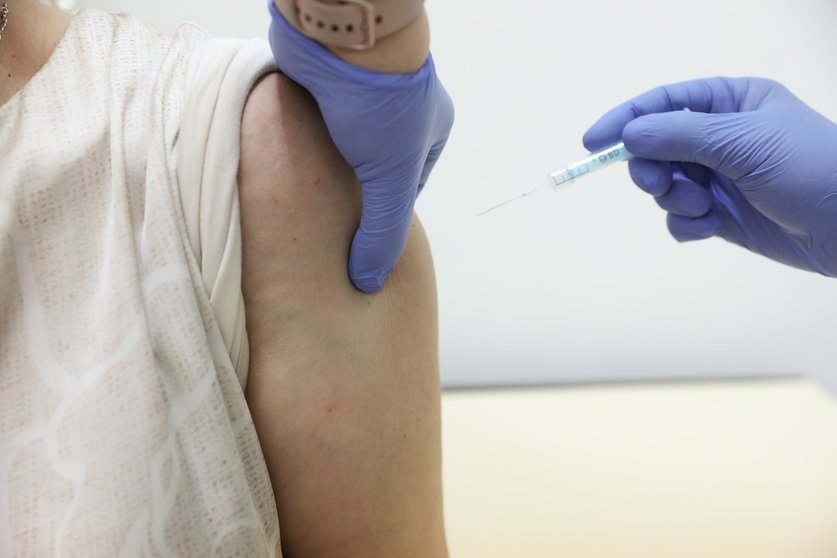 Una persona recibe la vacuna de Moderna contra el Covid-19, en el Centro de Vacunación de la calle General Oraa, a 7 de mayo de 2021, en Madrid (España). Según datos del Ministerio de Sanidad, en la Comunidad de Madrid se han administrado un total de 2.41