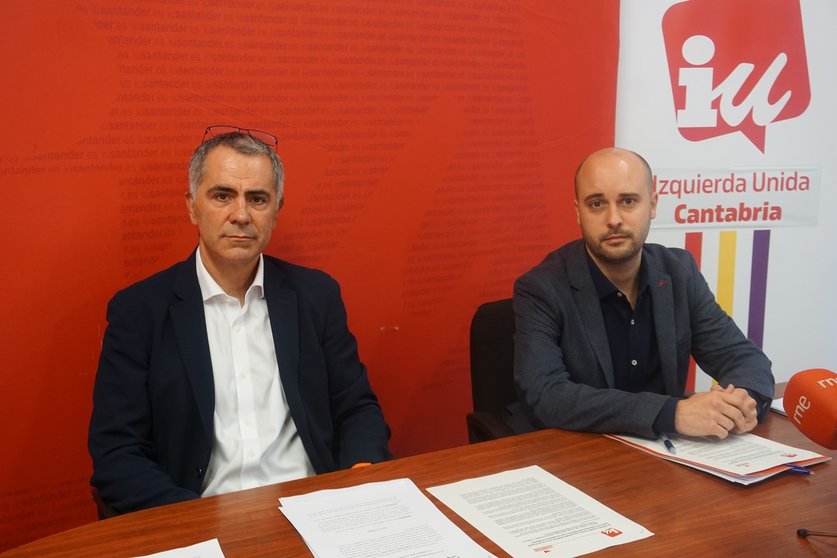 El coordinador autonómico de IU, Israel Ruiz Salmón (derecha), y el responsable de Política Institucional del partido y concejal de Santander, Miguel Saro