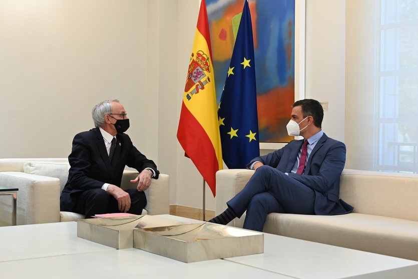 El presidente del Gobierno, Pedro Sánchez, y el presidente del CES, Anton Costas.