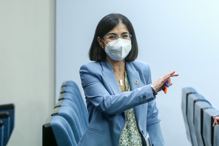 La ministra de Sanidad, Carolina Darias, a su salida de una rueda de prensa posterior a la reunión del Consejo Interterritorial del Sistema Nacional de Salud, a 26 de mayo de 2021, en Madrid (España). El Ministerio de Sanidad y las comunidades autónomas d