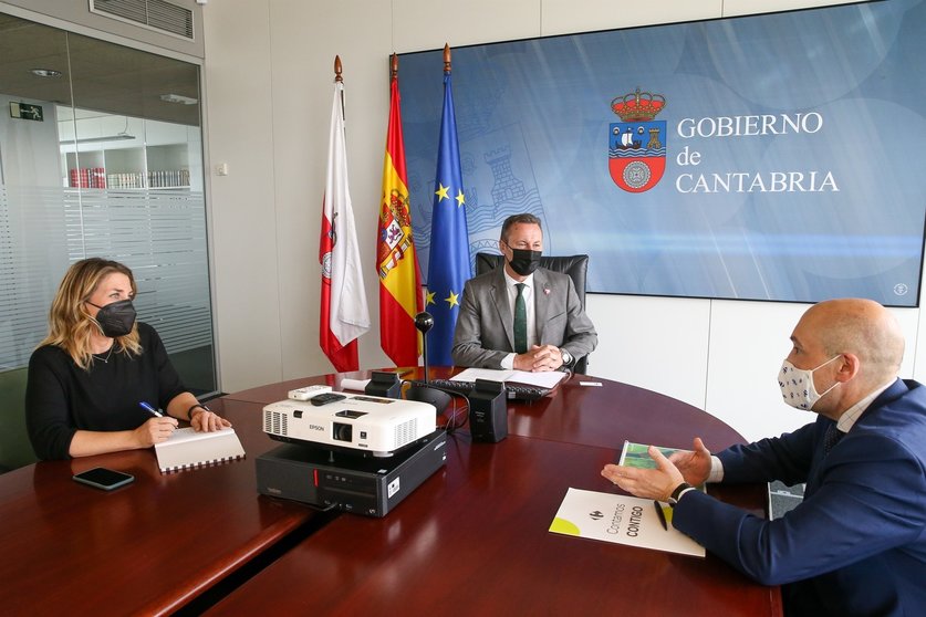 El consejero de Desarrollo Rural, Ganadería, Pesca, Alimentación y Medio Ambiente, Guillermo Blanco, se reúne con el nuevo director institucional de Carrefour en Cantabria, Rubén Santiago.