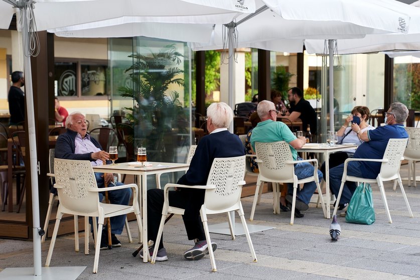 Varias personas en la terraza de una cafetería de Móstoles el mismo día en que la Comunidad de Madrid ha indicado que a partir del próximo lunes, 31 de mayo, disminuirán las restricciones en este sector, a 26 de mayo de 2021, en Móstoles, Madrid, (España)