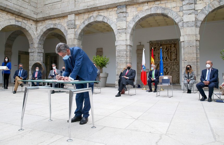 El presidente de Cantabria, Miguel Ángel Revilla preside el acto de firma de la Alianza por la Industria.