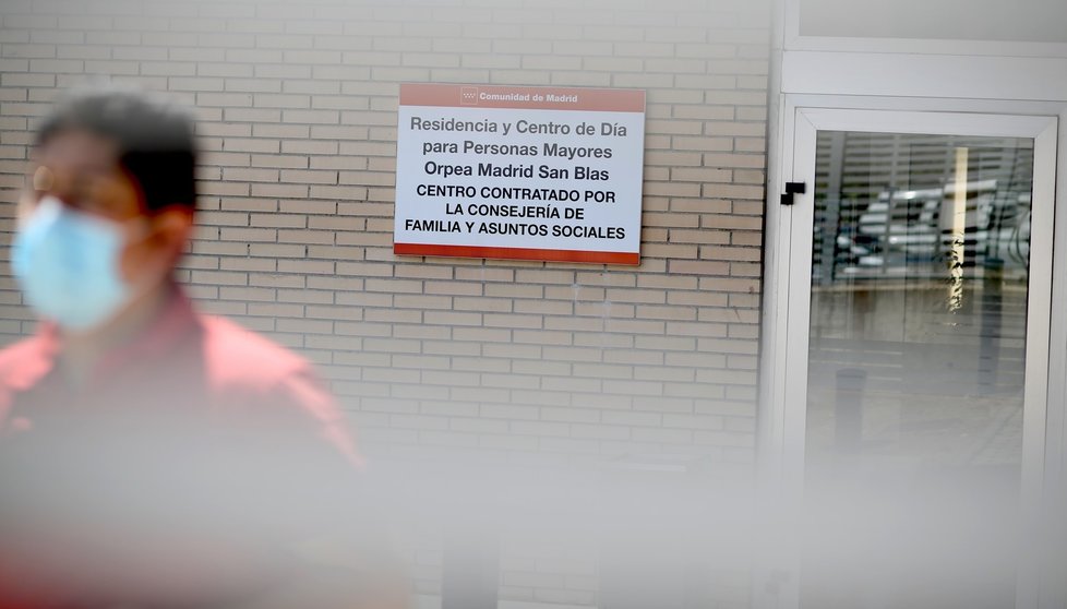 Una persona pasa al lado de la residencia de mayores Orpea San Blas, que ha registrado un brote de 21 usuarios infectados por coronavirus.