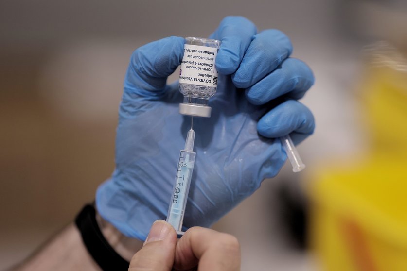 Un sanitario sostiene una vacuna contra el Covid-19, a 1 de junio de 2021, en el Hospital Isabel Zendal, en Madrid, (España). La Comunidad de Madrid comenzó ayer, 31 de mayo, a vacunar a las 213.300 personas menores de 60 años que recibieron la primera do