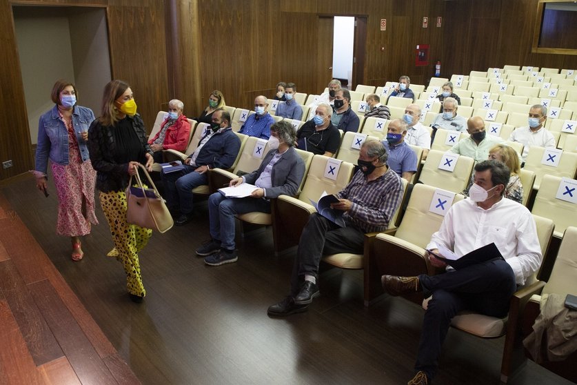 La consejera de Presidencia, Paula Fernández, en la reunión con los alcaldes de los 39 municipios en riesgo de despoblamiento.