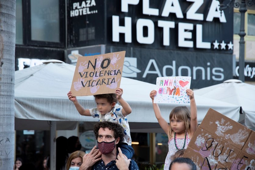 Dos niños con carteles, participan en una concentración feminista en la Plaza de la Candelaria en repulsa por "todos los feminicidios", a 11 de junio de 2021, en Santa Cruz de Tenerife, Tenerife, Islas Canarias (España). Esta es una de las protestas femin