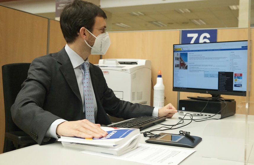 Un empleado trabaja en una oficina de la Agencia Tributaria, a 2 de junio de 2021.
