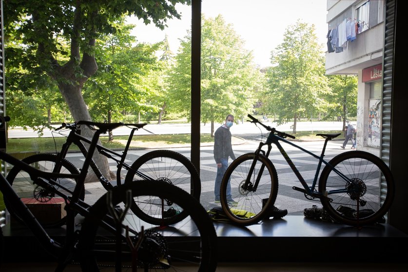 Archivo - Un hombre mira un escaparate de una tienda de bicicletas. Archivo