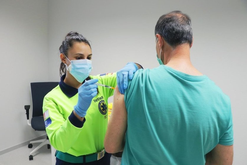 Una profesional sanitaria administrando una vacuna contra el COVID-19 a un castellanomanchego