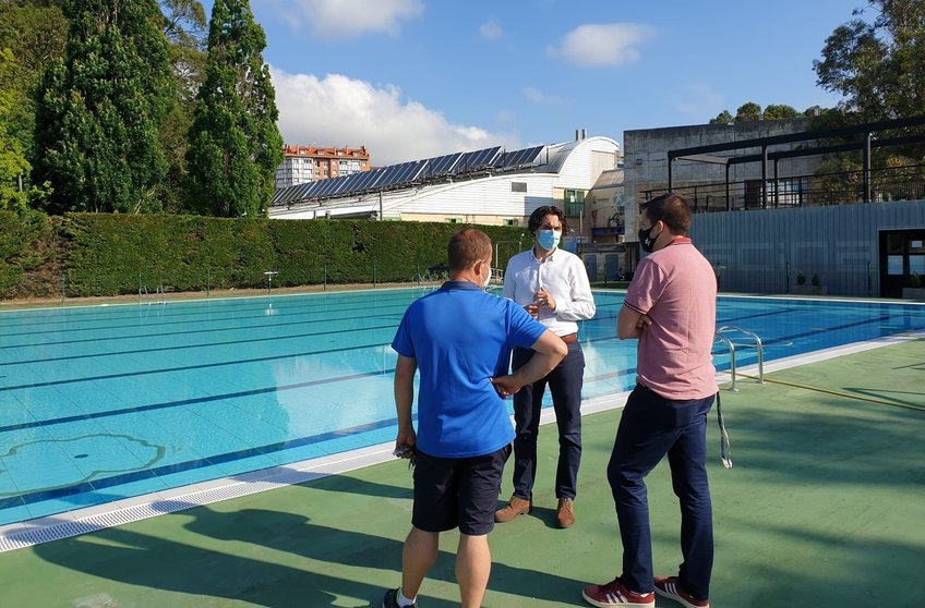 El alcalde y el concejal de Deportes visitan la piscina descubierta.