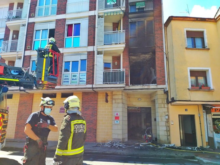 Bomberos actúan en una vivienda incendiada