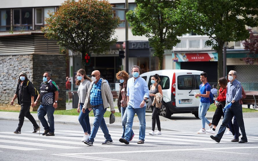 Archivo - Transeúntes pasean por calles de Santander.
