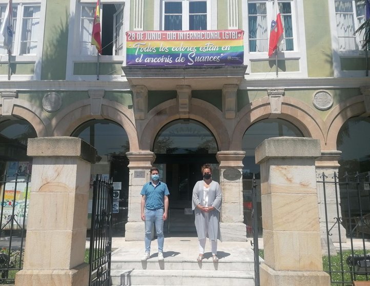 Los concejales de Igualdad y Juventud, Raquel Fernández y Francisco Gascón, bajo la bandera LGTBI en la Casa Consistorial.