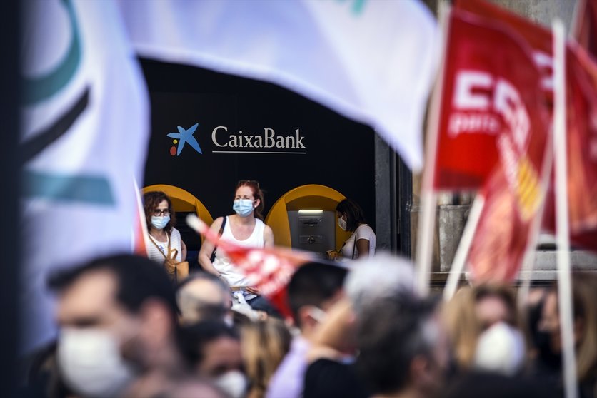 Un grupo de empleados de CaixaBank protesta contra la entidad financiera por el ERE previsto para miles de empleados, a 22 de junio de 2021, en Valencia, Comunidad Valenciana, (España).