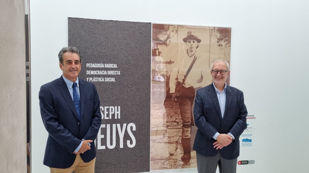 El presidente de la Autoridad Portuaria de Santander (APS), Francisco Martín, y el director del Archivo Lafuente, José María Lafuente, presentan la exposición de Joseph Beuys.
