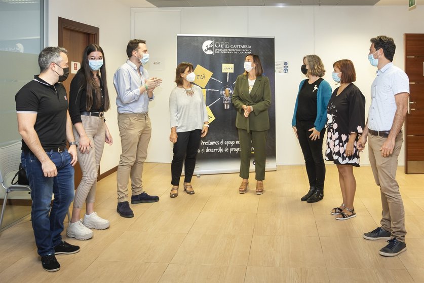 La consejera de Economía y Hacienda, María Sánchez, y la directora general de Fondos Europeos, Paz Díaz Nieto, visitan la Oficina de Proyectos Europeos de Cantabria.