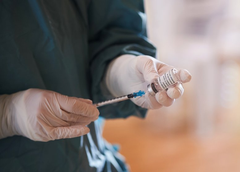 Archivo - Una profesional sanitaria sostiene un vial con la vacuna