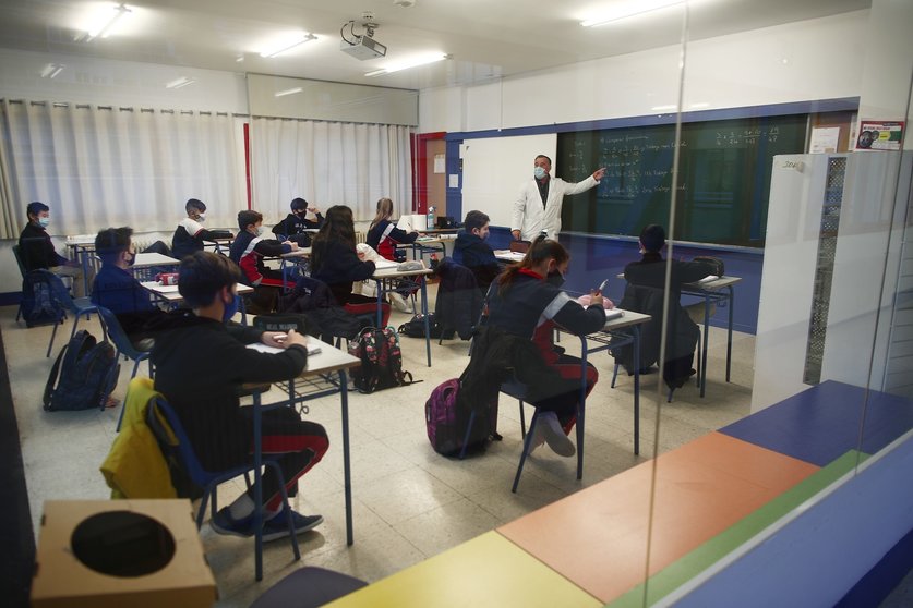 Archivo - Un profesor impartiendo clase a los alumnos de un colegio en el barrio de Aluche, en Madrid