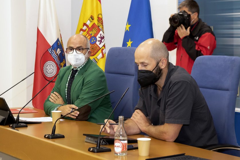 ARCHIVO- El consejero de Sanidad, Miguel Rodríguez, y el director general de Salud Pública, Reinhard Wallmann, informan sobre la situación epidemiológica en Cantabria.
