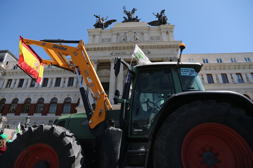 Archivo - Agricultores de varias CCAA se concentran con tractores a las puertas del Ministerio de Agricutura para reclamar un futuro para el sector 