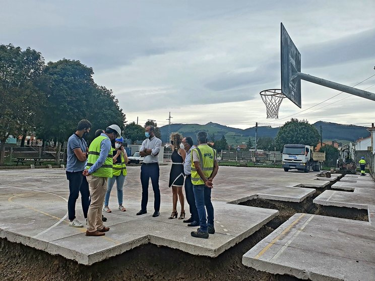 Visita de represnetantes municipales a las obras de la cubierta de la pista deportiva del colegio Pinto Escudero Espronceda de Tanos
