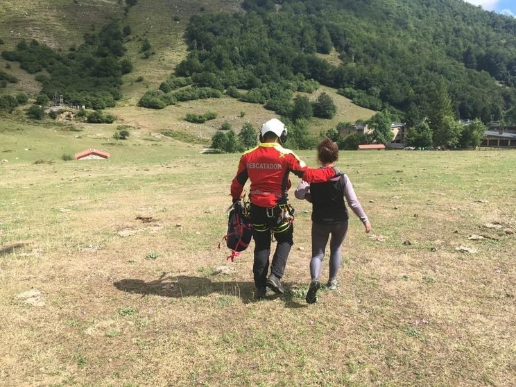El helicóptero del Gobierno de Cantabria rescata a una senderista.