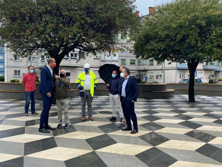 El alcalde y el concejal de Obras, Javier López Estrada y José Manuel Cruz Viadero, visitan la reforma de la plaza Covadonga