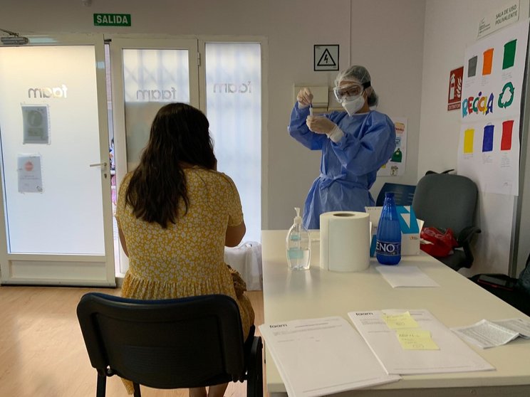Una enfermera se prepara para realizar una prueba de diagnóstico de covid-19.