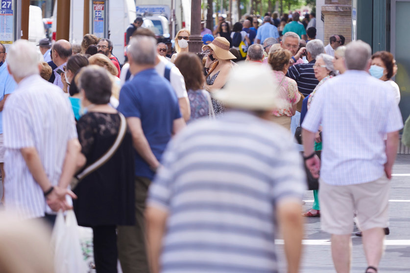 Detalle de gente en las calles, a 21 de junio de 2022 en Sevilla (Andalucía, España)