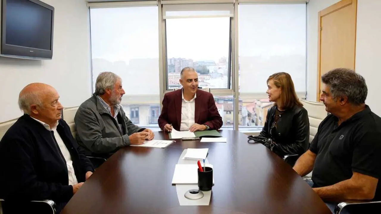 El consejero de Fomento, Vivienda, Ordenaci&oacute;n del Territorio y Medio Ambiente, Roberto Media, se re&uacute;ne con el alcalde de Valderredible. 
21 oct 25